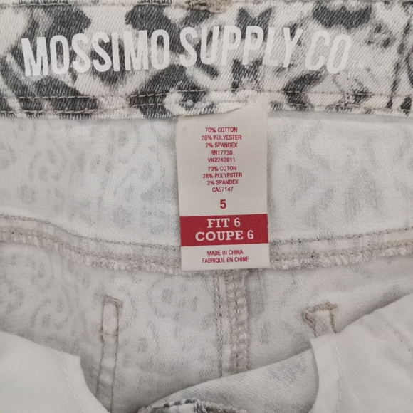 Mossimo Supply Co Jean Thin Stretch Spike stud shorts w/cuffed bottom size 5 - Picture 4 of 4